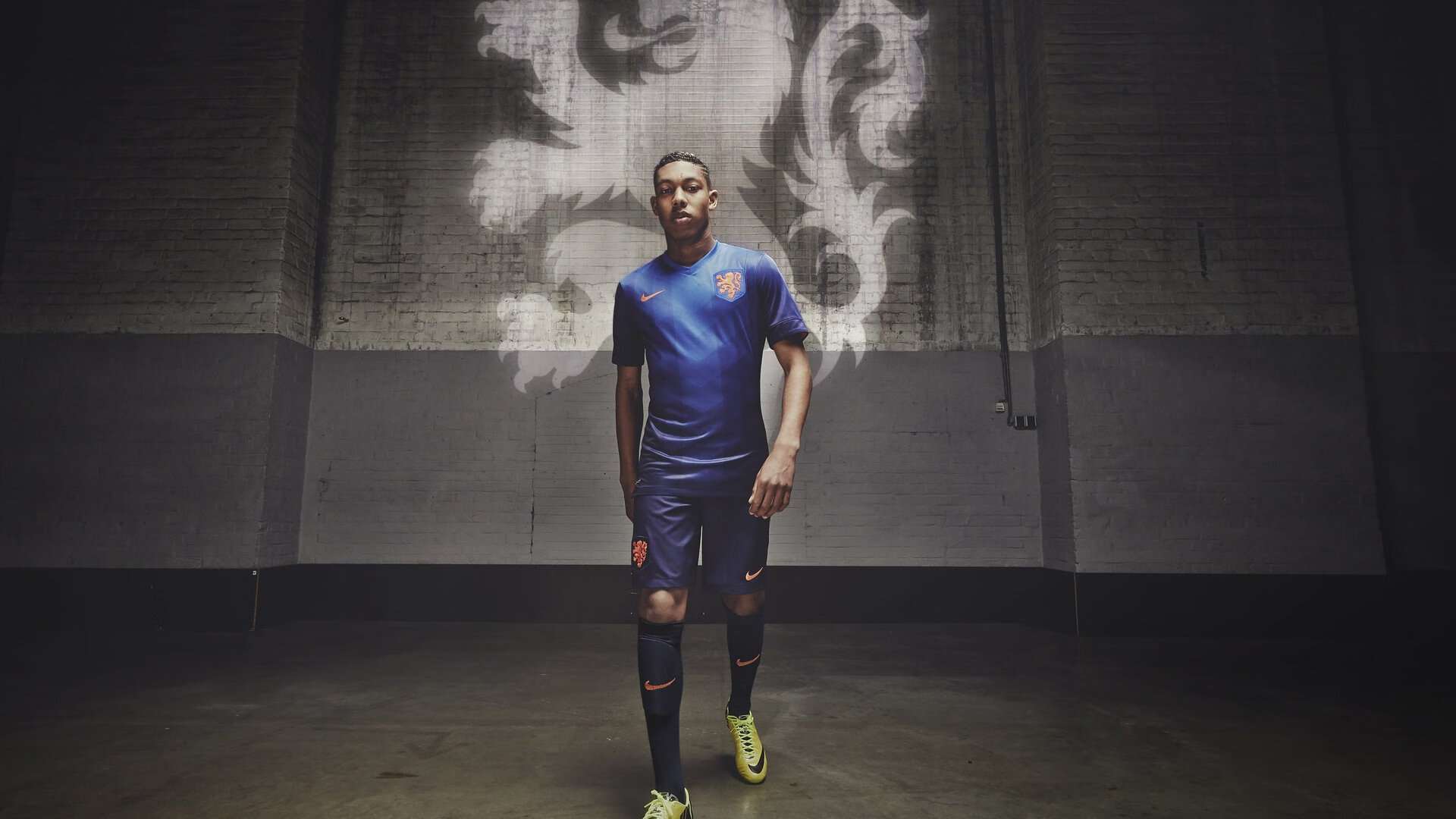 爱游戏娱乐-球迷公投选出最受欢迎球星，榜单引发争议与讨论，球员投资